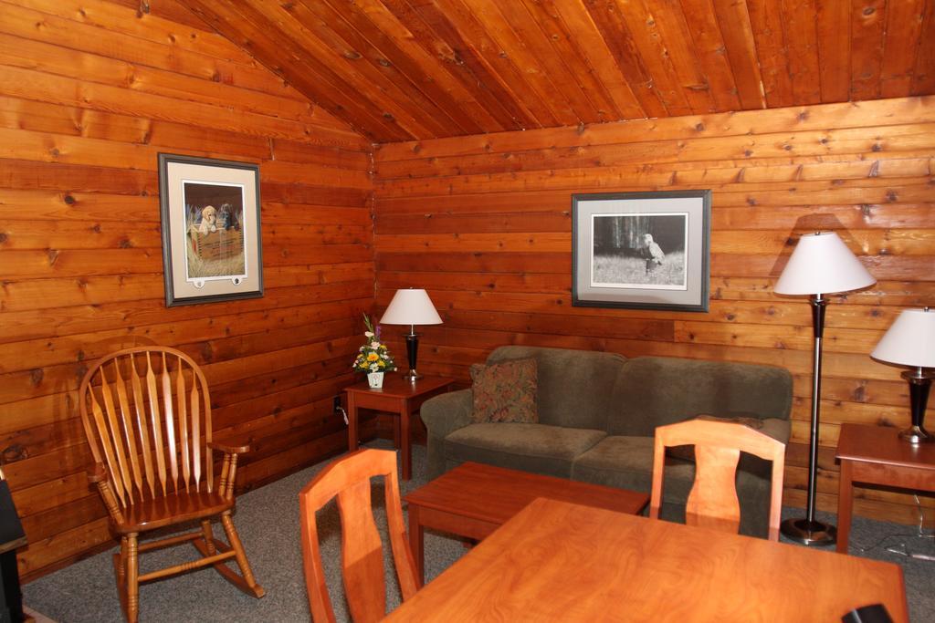 كاملوبس Lac Le Jeune Resort & Nature Centre الغرفة الصورة